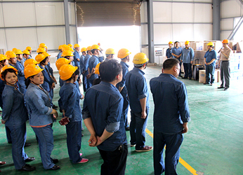 泸州市总工会领导为6686体育一线员工送清凉