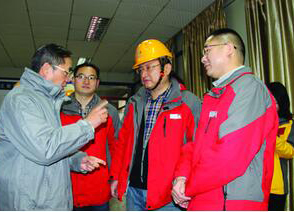 6686体育公司领导大年三十慰问生产一线员工