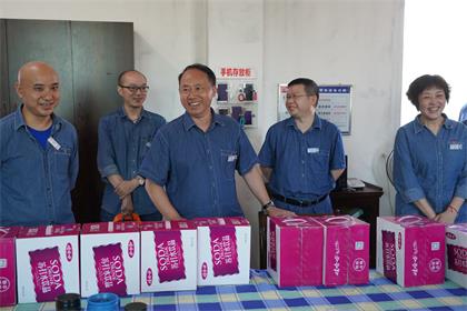 6686体育股份公司领导高温时节为一线岗位员工送清凉
