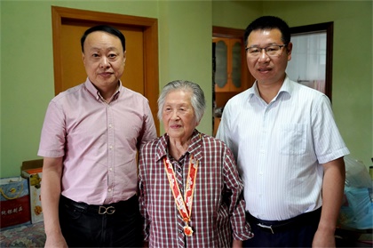 6686体育江显茀等离休老干部荣获“庆祝中华人民共和国成立70周年”纪念章