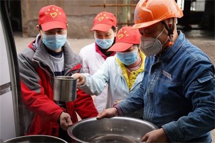 6686体育股份公司青年志愿者为一线员工送汤药