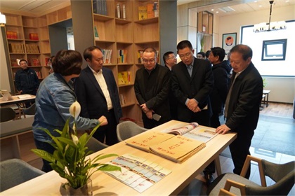 6686体育股份公司隆重举行职工文化活动阵地揭牌暨赠书仪式