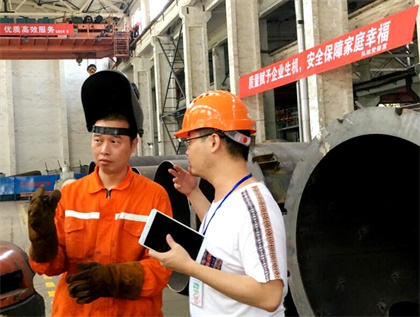 四川工人日报社记者就“一线职工战三伏”到6686体育进行采访报道