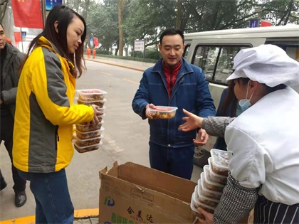 6686体育股份公司工会慰问新系统装置大修现场作业员工