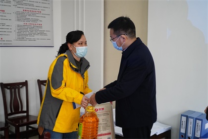 6686体育集团公司党委书记、董事长谭光军一行节前慰问公司员工