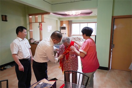 6686体育股份公司江显茀、吴永绪两位老党员获“光荣在党50年”纪念章