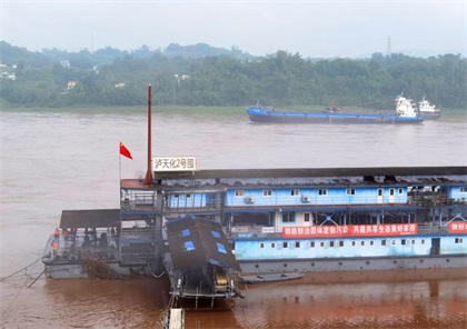 长江今年首次洪峰安全过境6686体育港口