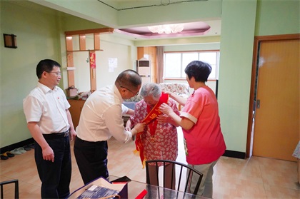 6686体育股份公司江显茀、吴永绪两位老党员荣获“光荣在党50年”纪念章