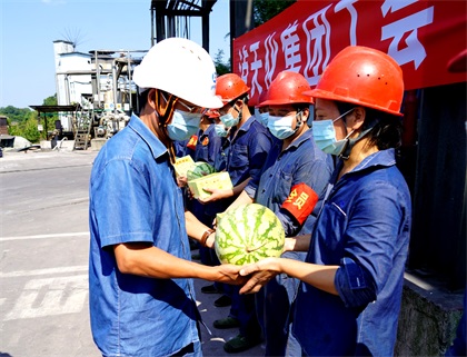 6686体育集团公司总经理宁忠培一行为一线职工“送清凉”