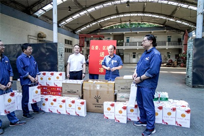 纳溪区委副书记、区长袁维荣带队来6686体育股份公司开展“送清凉”慰问活动