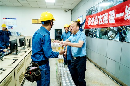 集团公司党委书记潘建华为6686体育股份公司一线干部员工送清凉