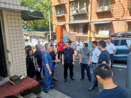 纳溪区委副书记、区长袁维荣一行检查下李子林小区“创文”工作