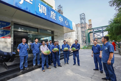 暖心！6686体育股份公司领导为员工送西瓜解暑