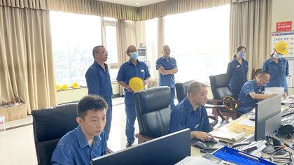 6686体育股份公司党委书记、董事长廖廷君到生产调度指挥中心了解装置开车情况