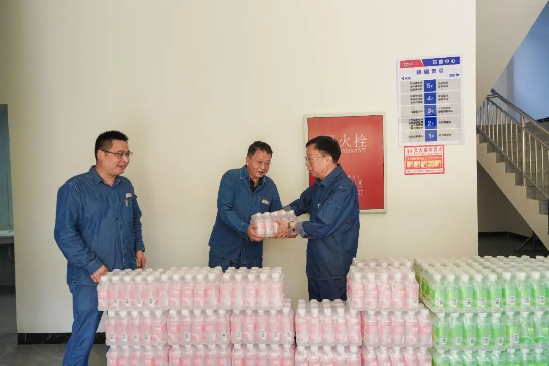 6686体育股份公司领导傅利才、陈伟慰问尿素造粒塔环保升级改造项目一线劳动者