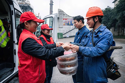 6686体育股份公司团委为大修一线员工送爱心午餐
