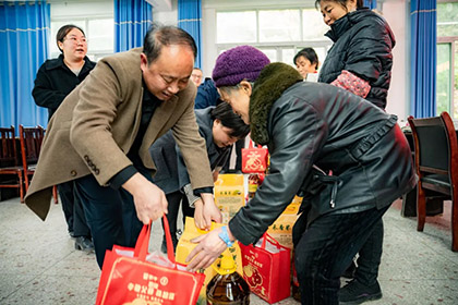 6686体育股份公司赴古蔺县椒园镇椒园村慰问困难农户