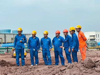 6686体育股份公司总经理傅利才一行到化工园区新项目施工现场指导工作